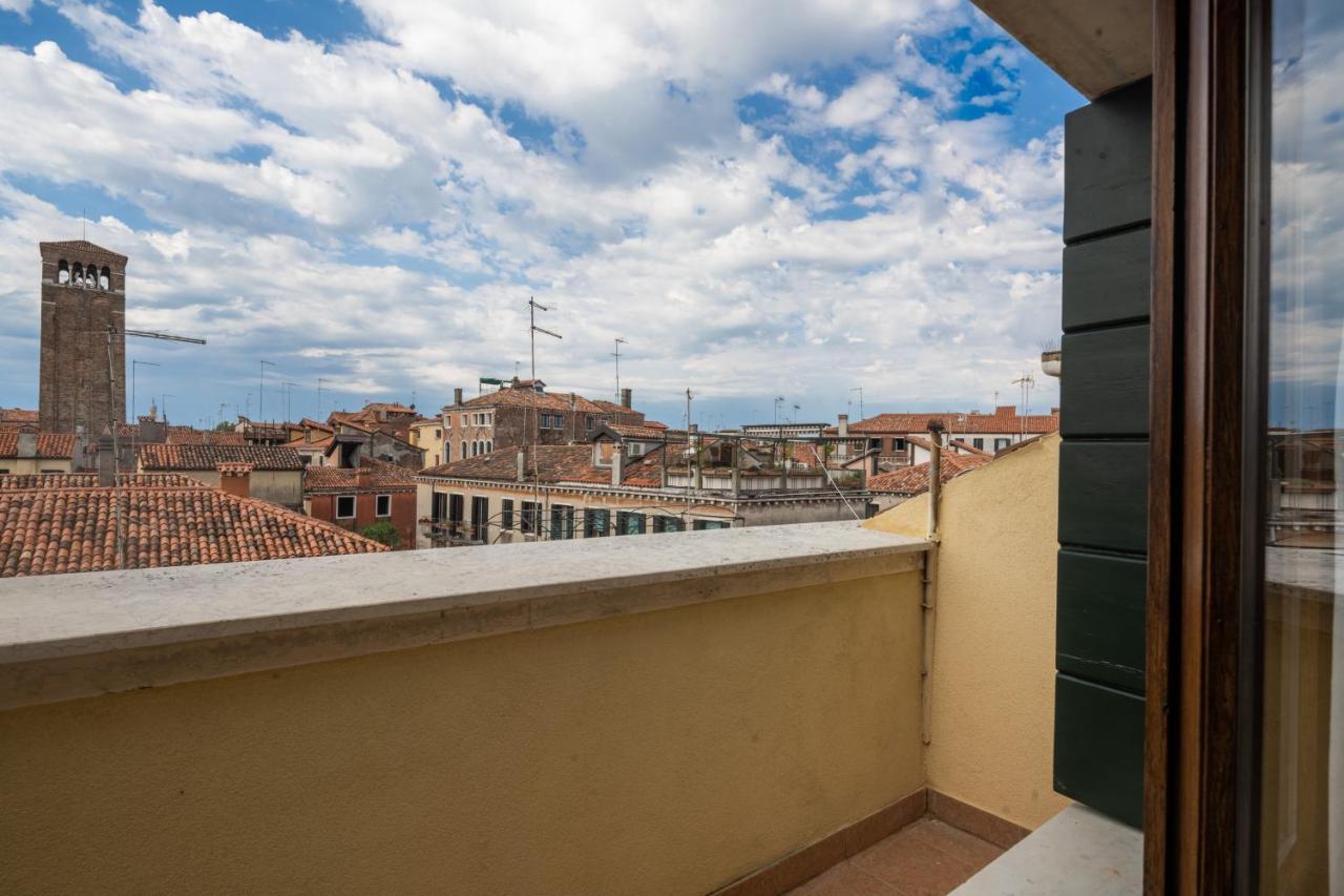 Bright Apartment On Venetian Roofs R&R Exterior photo